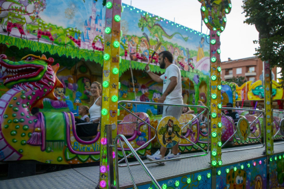 Autoridades, ‘pubilles’, la comisión de fiestas y el pregonero, Sique Rodríguez, anoche en el primer acto de las fiestas mayores del barrio de Pardinyes. 