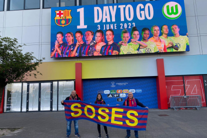 Tres dels aficionats lleidatans de la Penya Barcelonista de Soses ahir davant del Philips Stadion.