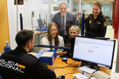 Visita ayer a la comisaría de Lleida, que ya tiene el pago con tarjeta. 