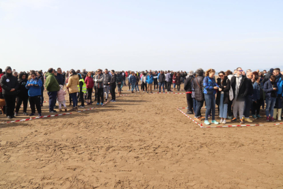 Centenares de personas forman un gran SOS como grito de alerta por la regresión del delta del Ebro