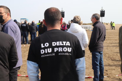 Centenars de persones formen un gran SOS com a crit d'alerta per la regressió del delta de l'Ebre