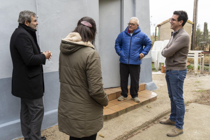 El primer tinent d'alcalde Toni Postius i el regidor de l'Horta, David Melé, han visitat les obres realitzades al local de l' AV de La Caparrella