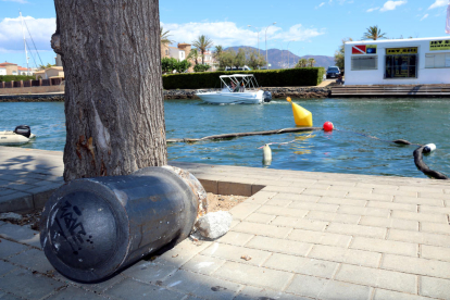 Un pilón arrancado en la zona en que cayeron los dos coches en el canal de Empuriabrava.