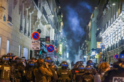 La policía antidisturbios en una zona cercana al Arco del Triunfo en París.