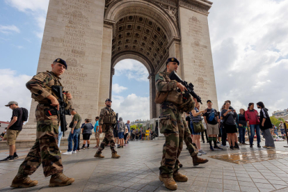 La policia antiavalots en una zona propera a l’Arc del Triomf a París.