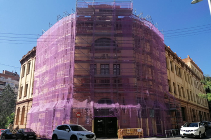 Substitució d’elements ornamentals de l’Escola del Treball - El centre ha iniciat una altra fase de les obres, que van començar fa dos anys, de substitució d’elements ornamentals com la barana i unes boles decoratives situades a les terras ...