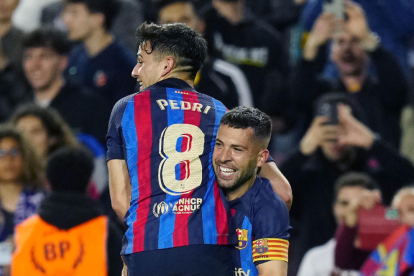 Jordi Alba celebra un gol amb Pedri.