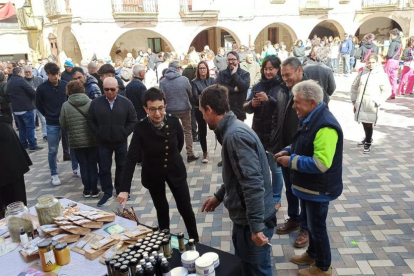 Carme Ruscalleda visitando las paradas de la Fira gastronómica celebrada ayer en L’Albi.