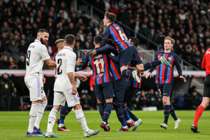 De Jong lluita una pilota amb Vinícius.