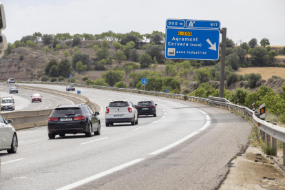 Conductors evitaven ahir el deteriorat carril dret de l’A-2 al seu pas per Cervera.