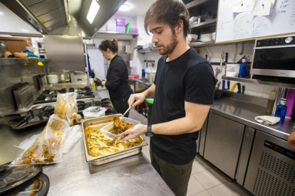 Restaurantes como el Tòfol, en la imagen, envasan la comida para que los clientes se la pueden llevar a casa.