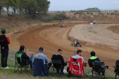 Un grupo de espectadores durante la primera jornada del Campeonato de Europa de Mollerussa.