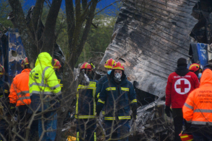 Bomberos y rescatistas trabajan en el lugar del accidente de trenes.