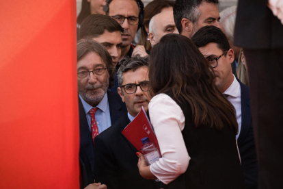 Margarita Robles, Isabel Díaz Ayuso y José Luis Martínez-Almeida, durante el desfile.