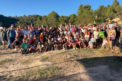 Un centenar de personas, la mayoría familias con niños, repararon y mejoraron el martes los ‘estimaocells’ de Vallbona de les Monges. 