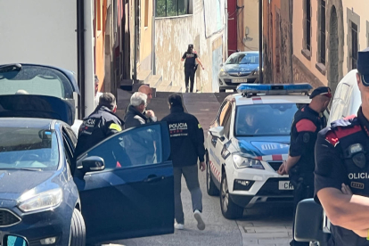 Los Mossos registran la casa del detenido por el crimen en Sant Hipòlit