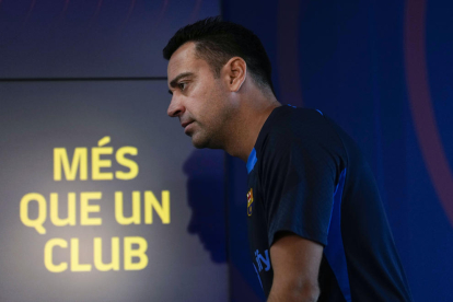 Xavi Hernández dirigint-se ahir a la sala de premsa.