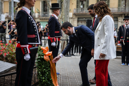 El president de la Generalitat, Pere Aragonès; el vicepresident, Jordi Puigneró, i la consellera de la Presidència, Laura Vilagrà, dipositant la corona de flors al monument de Rafael Casanova.