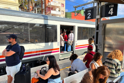 Pasajeros de la línea R2 Sur parados en la estación de Castelldefels. 