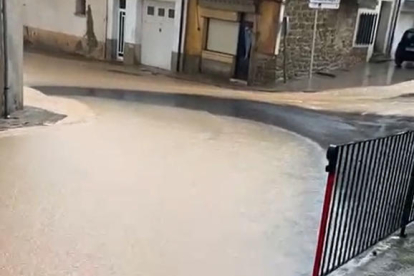 Un aguacero inunda calles en Preixens