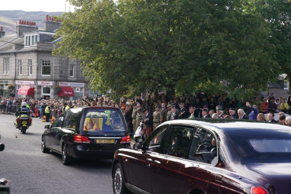 El seguici fúnebre amb les restes d'Elisabet II surt de Balmoral cap a Edimburg