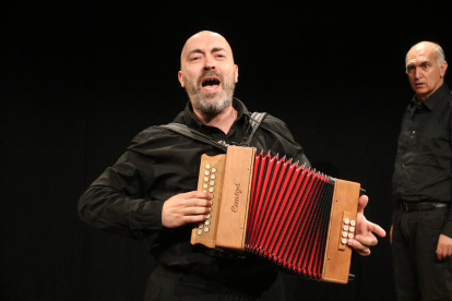 Ensayo general de ‘Lo del Bisbe’, ayer en la sala Tatrau de Solsona.