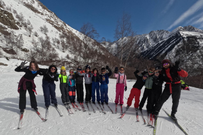 Alumnes del centre Maria Immaculada de Tremp, practicant esquí nòrdic en el marc de l'Esport Blanc Escolar.
