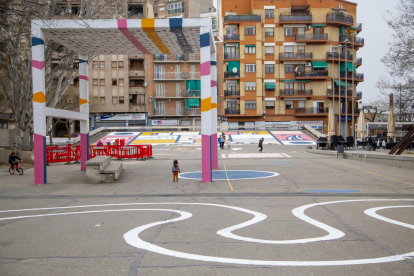 El mural de la plaça del Clot avança i els artistes han acolorit fins i tot la gran marquesina de formigó.