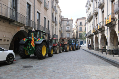 Els tractors sortint de la plaça del Vi de Girona