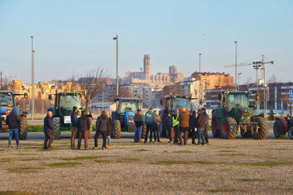 Tractors, concentrats a Copa d'Or a primera hora del matí abans d'iniciar la protesta.