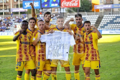 Els jugadors del Lleida dedicant la victòria a Dani Badia