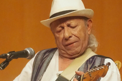 Lluís ‘Nano’ Navarro va liderar els Smoking Blues a l’Auditori.