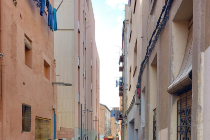 Set dotacions dels Bombers extingeixen un incendi que deixa inhabitable un edifici del carrer del Parc de Lleida