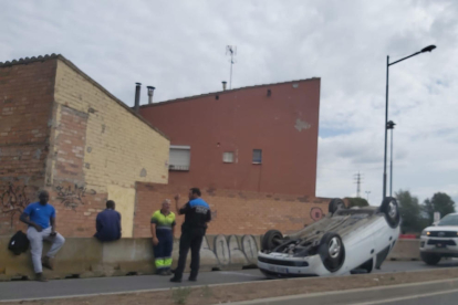 Imatge del cotxe bolcat ahir a l’avinguda Victoriano Muñoz.