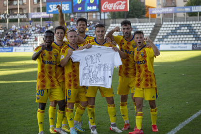 Els jugadors del Lleida van celebrar el primer gol de la temporada recordant Dani Badia.