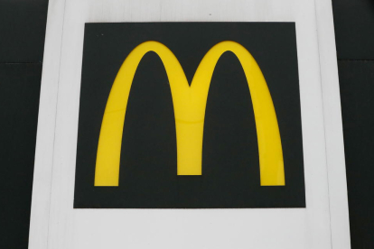 Llegan los despidos a McDonald's: cierra temporalmente sus oficinas en EEUU para comunicarlos