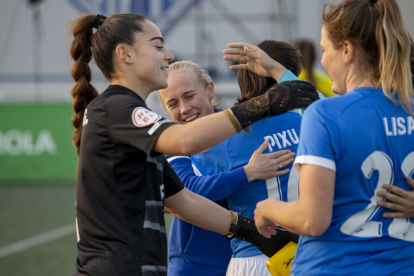 La ucraniana Kytayeva, refugiada de guerra, se quedó sin debutar pero volvió a sonreír gracias al fútbol.