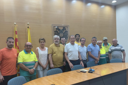 Membres del consell amb els beneficiaris del programa.