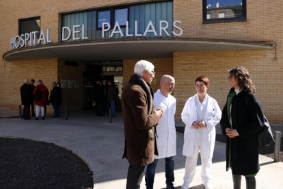 La consellera d'Igualtat i Feminismes, Tània Verge, i el conseller de Salut Manel Balcells, parlant amb la direcció de l'Hospital comarcal del Pallars, a Tremp.