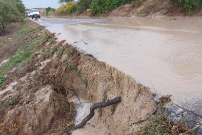 La carretera de Arbeca a Les Borges (C-233) quedó cortada por la acumulación de agua. 