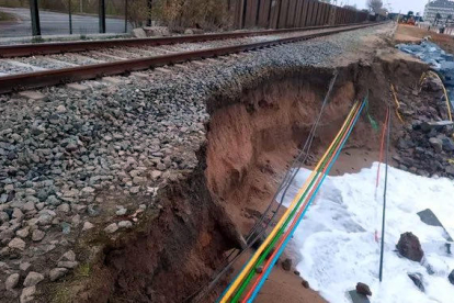 El fuerte oleaje hunde la plataforma de la vía de tren del Maresme