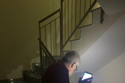 Los vecinos tienen que usar linternas en las escaleras.