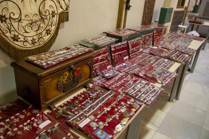 El bisbe va oficiar la missa en què es va mostrar el reliquiari. A la dreta, algunes de les medalles exposades.