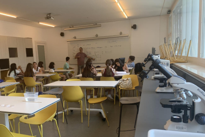 Taller de mindfulness amb quinze participants d’instituts de Lleida, al pati del campus de Cappont.