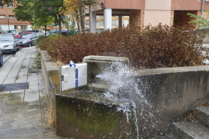 Una fuita d'aigua davant dels blocs Joan Carles de Lleida