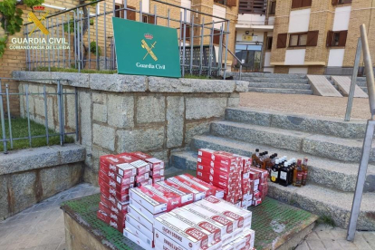 Els paquets de tabac de contraban i les ampolles de begudes alcohòliques decomissades per la Guàrdia Civil en un control a les Valls de Valira.