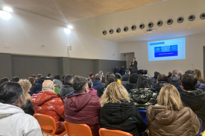 Una xerrada informativa a famílies durant les portes obertes a l'institut Joan Solà de Torrefarrera.