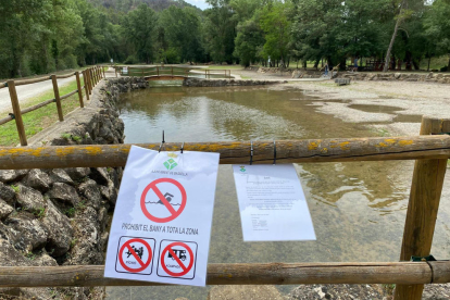 El ayuntamiento ha instalado carteles prohibiendo el baño.