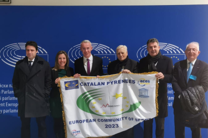 Responsables de la candidatura, durante la recogida de la bandera en Bruselas.