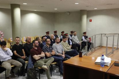 Els 11 acusats en el judici que es va celebrar el novembre passat a l’Audiència de Lleida.